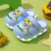 Lindos zuecos de dibujos animados de helicóptero con luces para niños, para niños, de verano, para interiores, antideslizantes, de suela suave, pantuflas de EVA