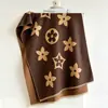 Nueva Colección Otoño/Invierno 2026: Bufanda Jacquard Floral de Cuatro Hojas, Chal Multifuncional de Alta Gama para Mujer para Viajes y Ropa de Abrigo, Imitación Cachemir