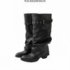 Botas largas versátiles de punta fina de alta costura con remaches negros, detalles plisados, hebilla de cinturón y pierna ancha