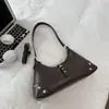 Bolsa de Motocicleta Simples Fashion Spicy Girl Bolsa de Mão de Nicho Outono 2026 Nova Retro Rebite Personalidade Bolsa de Axila