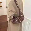 Bolso casual de lunares estilo coreano de alta moda tipo empanada, bolso de hombro plisado único, nuevo bolso de moda para el verano 2026 para llevar bajo el brazo