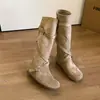 Botas Cavaleiro Empilhadas com Tiras Cruzadas em Camurça Retrô para Mulheres 2026 Aumento Interno de Altura Estilo Meilade Solado Macio Emagrecimento Botas de Meia-Canela