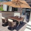 Mesa y silla de patio exterior Terraza Villa silla de ratán simple Ocio Jardín hierro Ratán tejido plástico madera placa de roca mesa de comedor con sombrilla