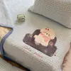 Juego de colcha de terciopelo de leche engrosado de grado A con temática de dibujos animados, incluye cuatro piezas: colcha de retazos bordada de felpa, edredón cálido para otoño e invierno, y núcleo de edredón