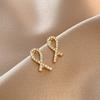 Aretes elegantes de aguja plateada con diamantes Joker de amor, estilo pequeño y fragante, aretes Joker de lujo ligero y alto sentido, venta al por mayor de aretes de Yiwu