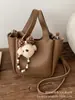 Bolsa de Mão Pequena Retrô da Moda para Mulheres 2026 Novo Modelo Versátil Bolsa Transversal Super Popular Bolsa de Balde Tote para Uso Externo