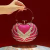 Nova bolsa da moda cravejada de strass, ricamente adornada, uma luxuosa bolsa de mão de noite com detalhes em diamante e uma bolsa transversal em formato de coração com corrente