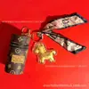 Llavero de la Nueva Fortuna Instantánea de Oro Puro 999 de Shuibei con Colgante de Bolso Cubo de Piel Estampada Retro para Regalo al por Mayor