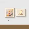 Un lujoso juego de sofás para sala de estar con diseño floral, combinado con un juego de cuadros decorativos para el dormitorio, incluyendo un cuadro para la cabecera del dormitorio principal, creando una sofisticada exhibición de arte mural.