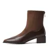 Botas Chelsea populares de bico fino e salto baixo, novo modelo 2026, botas de cano médio justas de pele de carneiro, sapatos versáteis estilo celebridade