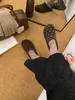 Chinelos de inverno femininos para exterior, novo estilo, de sola reta, com forro de pelúcia, antiderrapantes e design de meia-chinelo