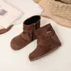 Botas de menina, botas Martin infantis, novas botas de outono/inverno 2026 de cano médio forradas com fleece para meninas, botas de couro estilo Birkenstock para crianças maiores
