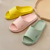 Zapatillas caseras de moda popular para mujer, zapatillas de hotel portátiles con una sensación cómoda, zapatillas ligeras para el baño para hombre