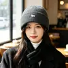 Gorro de Punto con Parche de Pony Estilo Coreano para Hombres y Mujeres, Gorro de Punto para Otoño e Invierno, Gorro Cálido de Tejer, Gorro de Lana con Protección para los Oídos, Gorro Frío para Adelgazar el Rostro