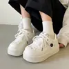 Zapatillas Casuales Gatito Lindo Zapatos Blancos Mocasines de Estudiante para Mujer 2026 Nuevo Estilo de Primavera Aumentadores de Altura Suela Gruesa Zapatos de Entrenamiento Alemanes
