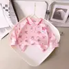 Camisa POLO de Manga Longa para Meninas Primavera e Outono Lazer Infantil Gola Lótus Algodão Puro Roupa Externa Base Decorativa Estéreo Bordada Atacado