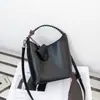 Bolsas Outono e Inverno 2025 Novas Bolsas Femininas, Bolsas de Ombro, Bolsas de Couro Genuíno Estilo Balde, Bolsas Versáteis para Roupas de Trabalho Femininas, Bolsas de Ombro de Grande Capacidade