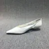 Zapatos de mujer europeos 2023 primavera y otoño nuevos de cuero de cera de aceite moda huecos tacón de gato zapatos de mujer punta fina cómodos de tacón bajo zapatos de un solo color