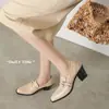 Mocassins quadrados de estilo britânico vintage com fivelas de fileira dupla, saltos altos e saltos grossos para mulheres, versáteis e fáceis de combinar.