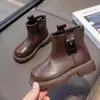 Botas Infantis 2026 Outono e Inverno Novo Estilo Botas Curtas para Meninos Botas de Couro com Solado Macio para Meninas Botas de Meninas Estilo Britânico