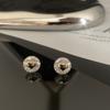 Pendientes de botón de metal con circonitas, elegantes, pequeños, exquisitos y versátiles, de diseño nicho, ligeros y lujosos.