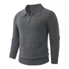 Suéter de gola alta com meio zíper para homens, um polo de malha estiloso e casual para jovens.
