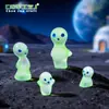 Nuevo producto transfronterizo: figura linda de alien que brilla en la oscuridad, accesorio de decoración DIY, adorno para coche y escritorio