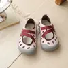 Zapatos de moda para niños, lindos y peculiares, con diseño calado, versión coreana primavera/verano 2026, sandalias deportivas versátiles estilo retro para dedo gordo, para niños y niñas