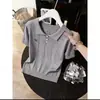 2026 Camiseta Cinza de Manga Curta Mais Vendida para Mulheres, Top de Malha Versátil Slim-Fit com Gola Polo para o Verão