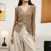 Top casual e descontraído estilo francês, slim fit, com detalhes vazados, suéter de tricô com fenda desejável para mulheres, nova coleção de verão e outono