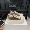 Zapatos Casuales de Suela Gruesa Nuevos para Mujer de Caña Baja Primavera/Otoño Falda Aumentadores de Altura Personas Bajas Versátiles 2026 Zapatos de Plataforma Modernos