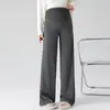 Calça de maternidade para outono e inverno, com estampa de bolinhas, design de suporte para a barriga, pernas largas, cós franzido, cintura alta, silhueta fluida, efeito emagrecedor e design que impede que escorreguem, tornando-a adequada para usar como peça externa.
