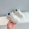 Zapatillas para niñas, zapatos casuales para niños, nuevos zapatos para niños primavera y otoño 2026, zapatillas deportivas de moda para estudiantes de primaria, zapatos blancos versátiles