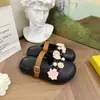 Nuevo pañuelo para la cabeza floral rosa hueco, zapatillas de media caña para mujer, ropa exterior de verano nueva, zapatos ligeros súper bonitos antideslizantes con agujeros
