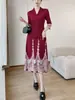 Elegante y sofisticado vestido de alta gama para mujer, moderno vestido midi de punto tipo cárdigan con cuello de solapa estampado, holgado y estilizado, estilo Issey Miyake