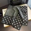 2025 Verano Más Vendido Delgado Versátil Protección Solar Bufanda Cuadrada Pequeña Elegante para Mujer Estampado de Seda Reductora de Edad Chal Pequeño Venta al por Mayor