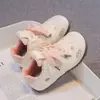 Lindos zapatos infantiles Aggan color hueso amarillo claro estampado de pez pequeño de dibujos animados oso pequeño con velcro para niña niño pequeño