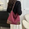Bolsa axilar retrô popular deste ano para mulheres, estilo coreano versátil, costura em camurça, bolsa de grande capacidade, nova bolsa de ombro 2024