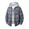 El principal producto nuevo de 2026 es la versátil camisa de manga larga a cuadros para hombre de la marca de moda de primavera y otoño, una elegante camisa casual holgada con capucha