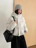 Jaqueta Puffer Tg Estilo Casual com Capuz Removível e Pequeno Bordado no Peito Jaqueta Solta para Mulheres Novo Estilo Inverno 2025 25787