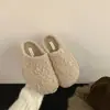 Chinelos de pelúcia retrô para mulheres, adequados para uso externo, estilo de inverno novo e moderno 2026, chinelos de algodão preguiçosos sem cadarço com biqueira fechada