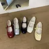 Sapatos Baixos Confortáveis de Bico Redondo para Mulheres, Estilo Francês, Modelo Novo 2026, Vazados, Superfície Macia, Adequados para Combinar com Saias, Sapatos Baixos Mary Jane