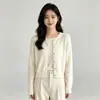 Cardigã de tricô vermelho da moda para o início do outono de 2026 com pequenos botões dourados, top simples de manga longa com gola redonda estilo coreano com um design único