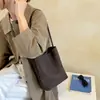 Otoño 2026 Nuevo Simple y Elegante Versión Coreana Tejida para Viaje de Negocios Gran Capacidad Bolso de Hombro a la Moda