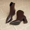 Outono de 2026 Estilo Quente de Celebridade da Internet Bico Fino Salto Bloco Antiderrapante Resistente ao Desgaste Toque de Alta Qualidade Botas de Cano Curto Femininas Petite Estilo Francês Sapatos Pequenos de Couro