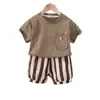 Traje Curto de Manga Curta para Meninos Bebês e Crianças Pequenas e Médias Nova Chegada Roupas de Verão Estilo Coreano Bolso Acolchoado Infantil Shorts de Manga Curta Traje Fashion de Duas Peças