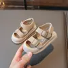 Sandálias de Bebê Menino 2025 Verão Novo Sapatos de Praia Infantil Antiderrapante Sapatos de Caminhada para Criança de Bico Fechado Sapatos Infantis Modernos