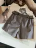 Elegantes y asimétricos shorts de piel sintética de PU de dos piezas para mujer, nueva colección otoño 2026, de cintura alta, versátiles y favorecedores, tipo falda-pantalón de línea A.