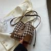 Vintage Lingge Bucket Bag Feminino 2024 Nova Primavera e Verão Commuter Bolsa de Ombro Bolsa Crossbody