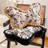 Almohada con Forma Retro con Relleno para Dormitorio, Ventana de Mirador y Sofá, con Patrón Floral de Mariposas Simple de Alta Gama